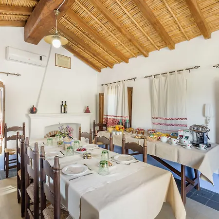 Castello Malicas فندق 2*