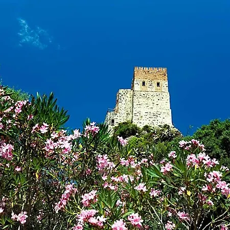 Castello Malicas Hotel 2*